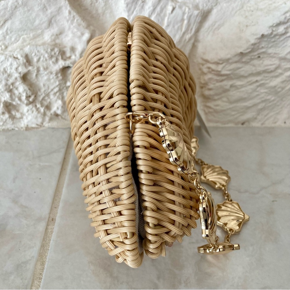 NWT Tommy Bahama seashell shaped woven rattan clam shaped clutch/handbag. - Picture 8 of 16